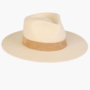 Chapeau Lake of color